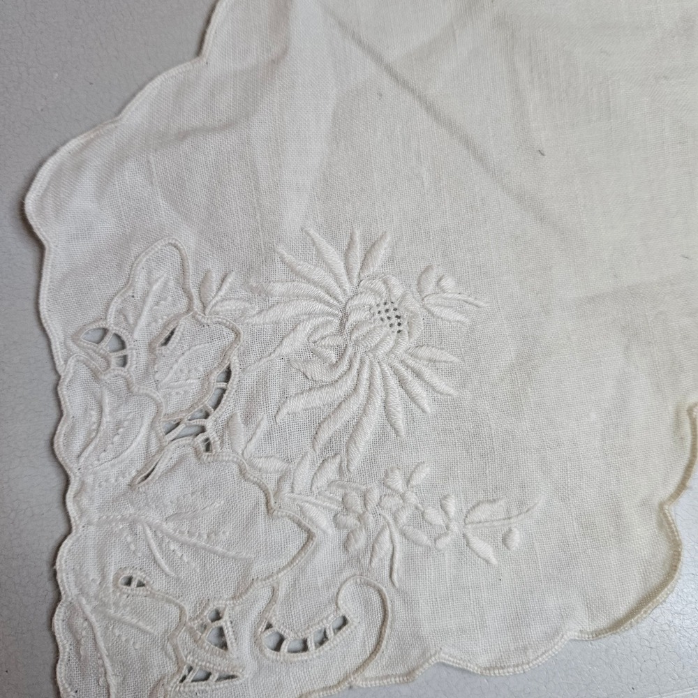 Vtg Hand Embroidered Napkins Basket Liners Set 3 Floral Cutwork Lace Scalloped - Picture 9 of 10